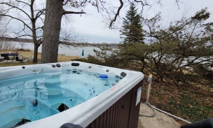 Alto House | Campau Lake Sunnydays 2 bedroom King Bed Lakefront
