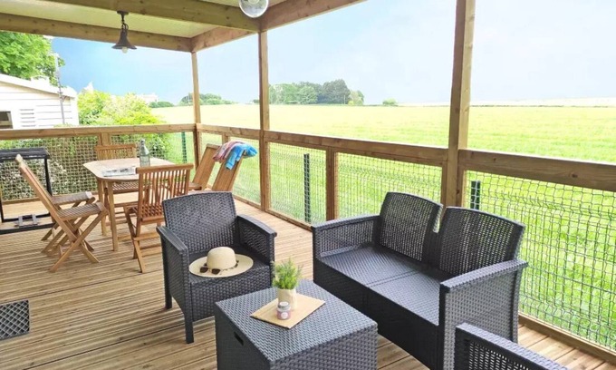 Saint-Laurent-sur-Sevre House | Campsite Le Rouge Gorge* * - CABANE LODGE PREMIUM BORA BORA 3 CH 7 PERS CLIM TV LAVE VAISSELLE 7 persons