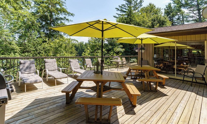Foley Cottage | CANADA Large Cottage - Beach Lawns Dock Beach Fire Pit Lake - 3 weeks in Aug '25