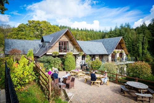 Nantgarw Hotel | Canada Lodge and Lake