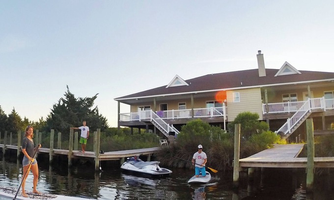 Avon House | Canal Front, All One level - 4 Bedroom House, Pool, Large Docks - The Kite Club