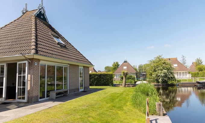 Eernewoude House | Canal-Side Bungalow Stay