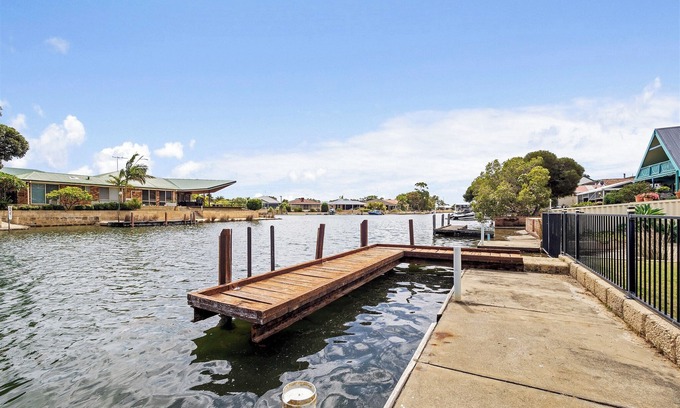 South Yunderup House | Canal view Fire pit Pet friendly Private Jetty Spacious Yard