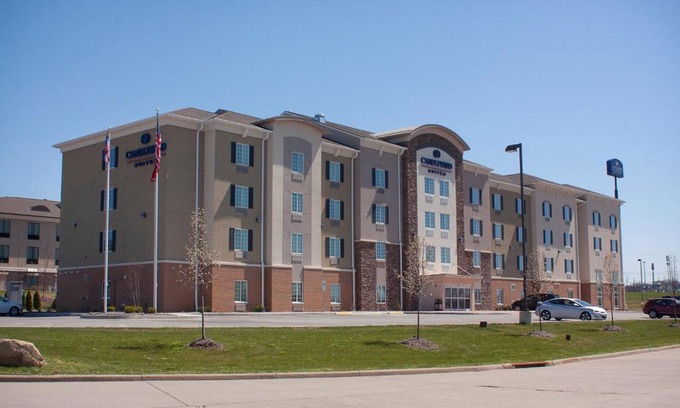 Austintown Hotel | Candlewood Suites Youngstown W - I-80 Niles Area by IHG
