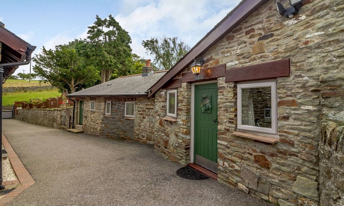 Blackmill Cottage | CANER BACH LODGE, pet friendly, with a garden in Blackmill