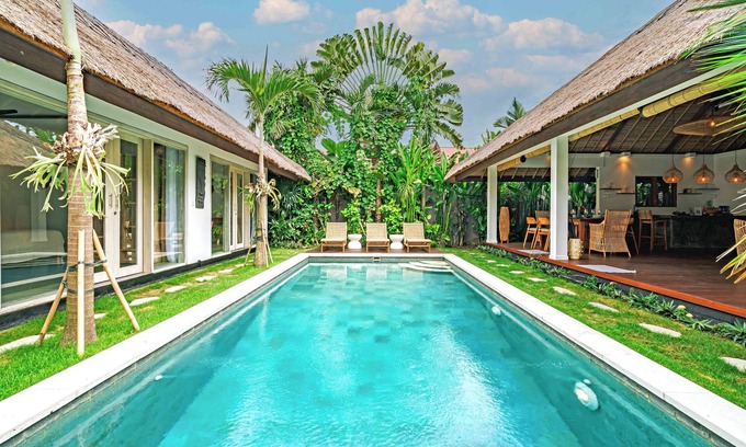 Padonan Villa | CANGGU 4BR VILLA & BIG POOL - 10 mins from the BEACH