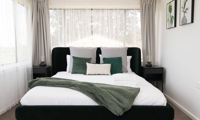 Canobolas House | Canobolas Cottage - Amazing Farm Stay, 4 King Beds