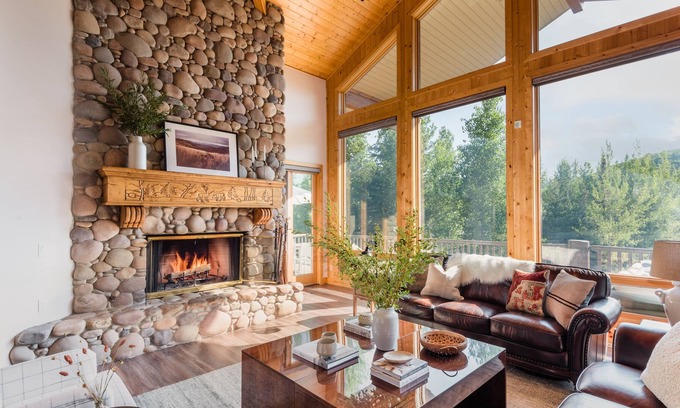 Deer Valley Cabin | Canopy by AvantStay | 8 BR Cabin w/ Hot Tub, Movie Theatre & Sauna