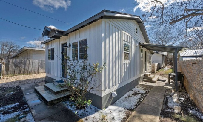 East Cesar Chavez Cottage | 'Canterbury Cottage' 1br 1ba -East Austin Getaway!