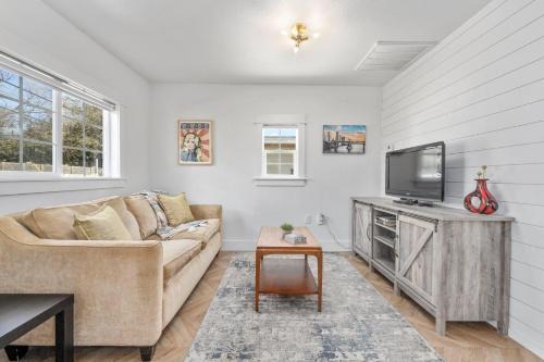 East Cesar Chavez House | Canterbury Cottage