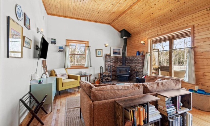 Smiths Corner House | Canyon Point Cozy Cottage -Hot tub-Lakefront