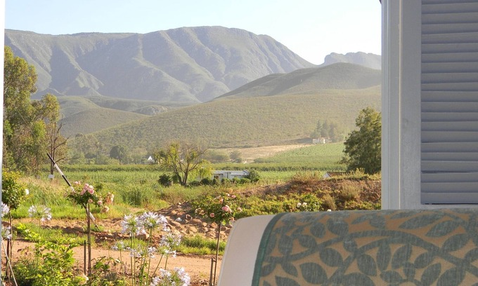 Langeberg House | Cape Winelands cottage 90m2 with beautiful views of vineyards, mountains & orcha