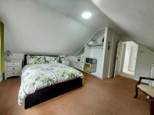 Bray on Thames House | Capella - Peaceful, comfortable, rooms - Private Shower - Free Parking - Village Stay