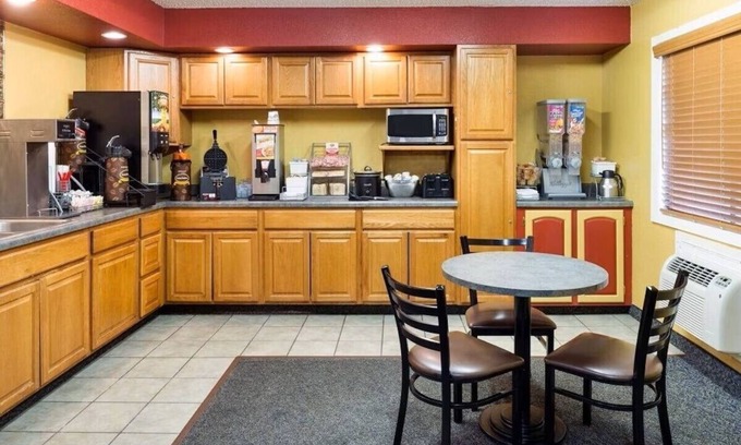 Kingdom City Hotel | Capital O Amerihost Inn and Suites Kingdom City Hwy 54 MO
