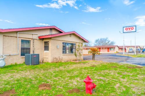 Beeville Hotel | Capital O Hotel Beeville -US 181