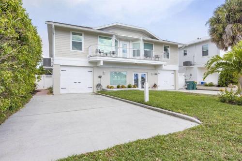 Isles of Capri House | Capri Charm Remodeled Oasis w/Heated Pool-Kayaks