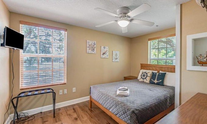 Chassahowitzka Bed & Breakfast | Captain room