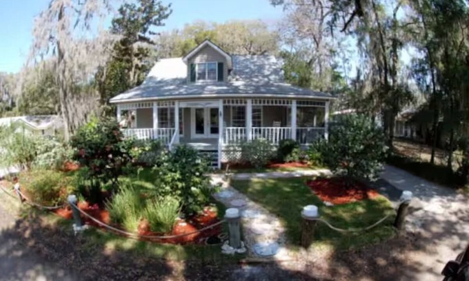 Shellman Bluff House | Captain's Cottage in Shellman Bluff - a charming cottage family and pet friendly