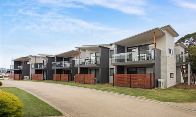Paynesville Apartment | ⭐️CAPTAINS COVE LUXURY APARTMENTS 1ST FLOOR SPA DELUXE & FREE NETFLIX