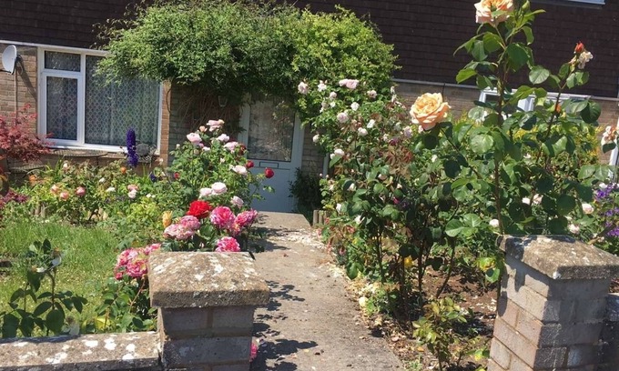 Amesbury House | Captivating 2-Bed House in Amesbury, Salisbury