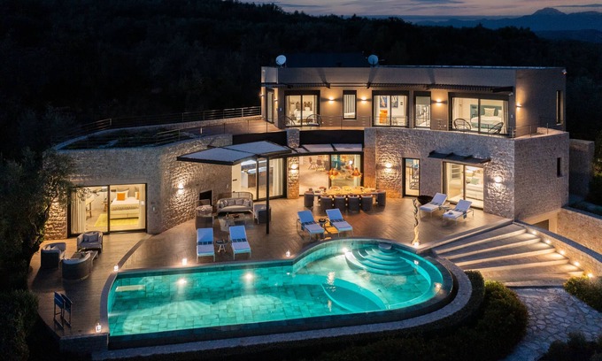 Tragana Villa | Captivating 5br pool villa close Navarino Golf