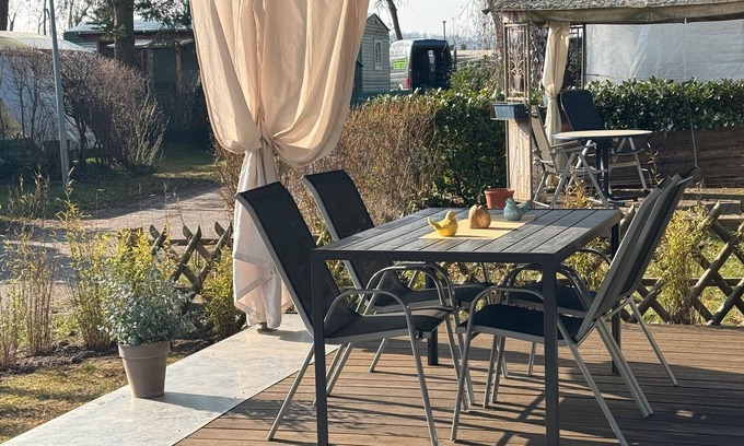 Plaue House | Caravan 'La Pura Vida' with Private Terrace, Shared Garden and Wi-Fi