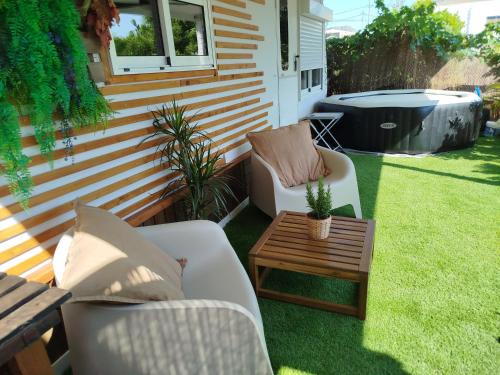Beniajan House | Caravana en la huerta