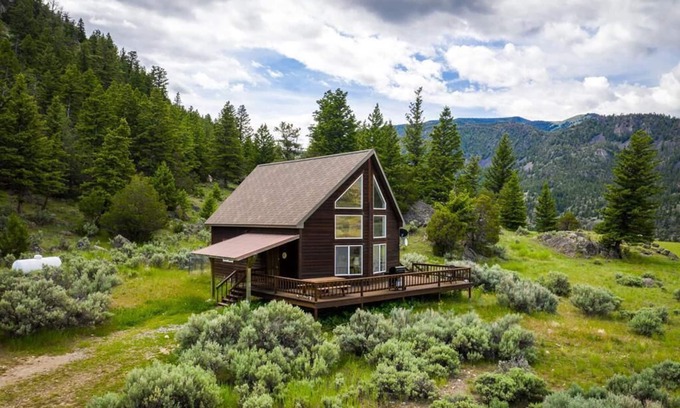 Emigrant Cottage | Carbella Cabin - Charming Cabin On Over 70 Acres Overlooking Tom Miner Basin