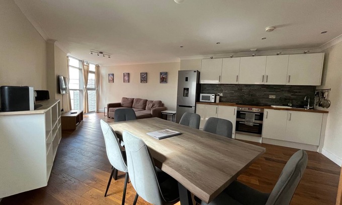 Castle Quarter Apartment | Cardiff City Centre Apartment (with parking)