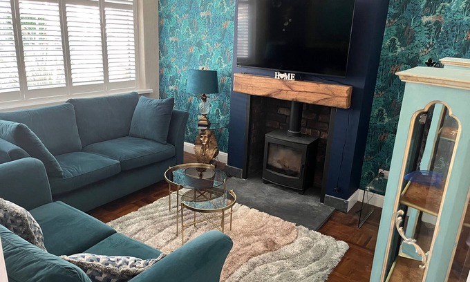 Fairwater House | Cardiff - Sleeps 7 - Parking - Jacuzzi - Garden ๐พ Free bottle of Prosecco for August 25 Bookings ๐พ