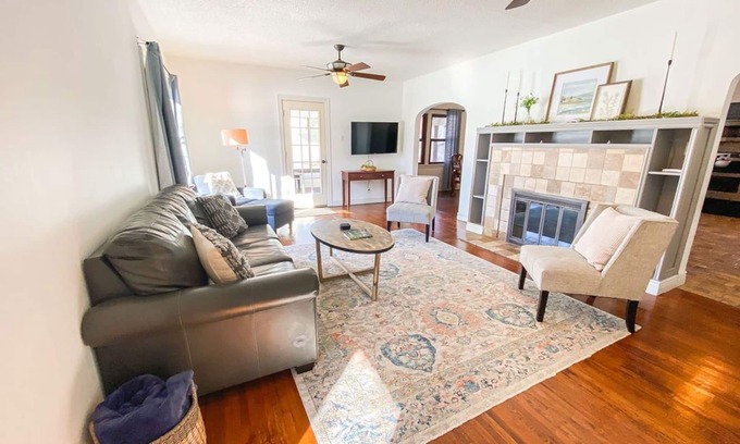 Springfield House | Cardinal House: Foseball, Sunroom, 6ft Fence, King Bed, Near Hospital & BassPro
