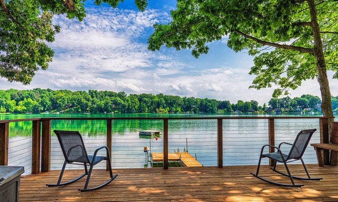 Three Rivers Cottage | Carefree Lakefront Cottage/11 mins to skiing
