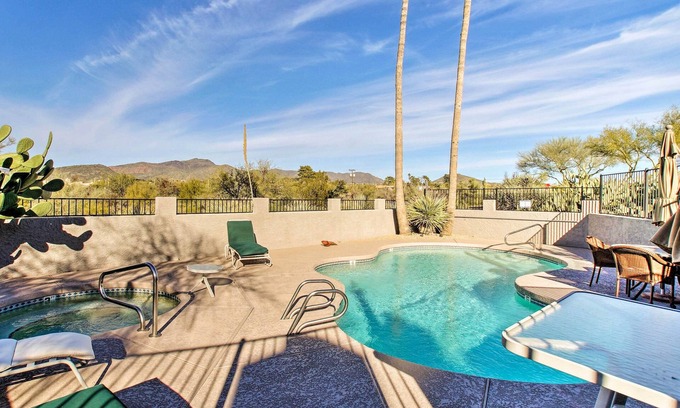 Carefree House | Carefree Townhome w/Community Pool & Hot Tub!