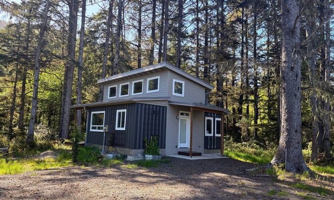 Tierra Del Mar House | Cargo Cove-New cozy container home! Block to beach.
