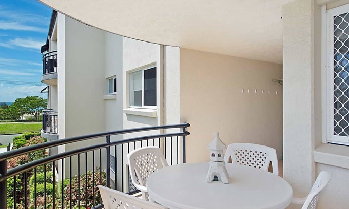 Bilinga Apartment | Caribbean 8 - Bilinga/North Kirra Beachfront - Min. 3 Night Stays!