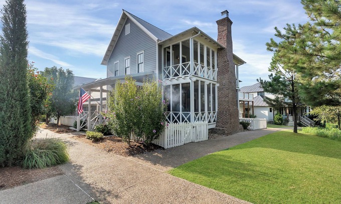 Hoyt House | CARLTON LANDING! 3-bedroom house with Partial lake views in Carlton Landing