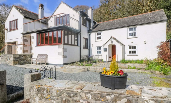 Helford Passage Cottage | CARNE MILL, pet friendly, luxury holiday cottage in Manaccan