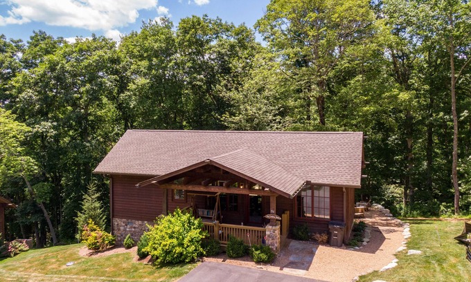 Blowing Rock Cabin | Carolina Wren Cottage NEW cabin near Blowing Rock with 2 suites and hot tub!