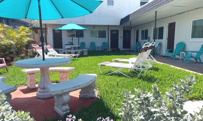 Sunset Reef Apartment | 🎈Carousel Suites #2-Studio in Redington Shores - The Perfect Getaway!