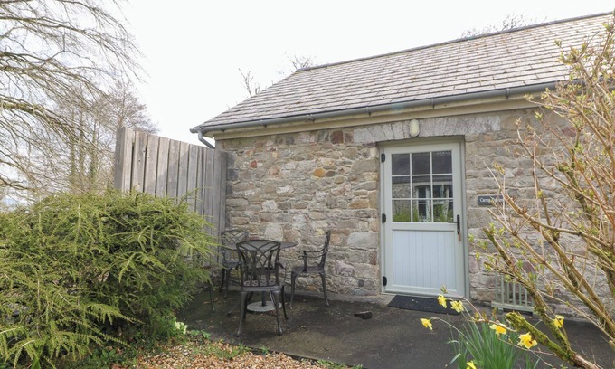Pentrefelin Cottage | CARREG CENNEN COTTAGE, pet friendly, with a garden in Llandeilo