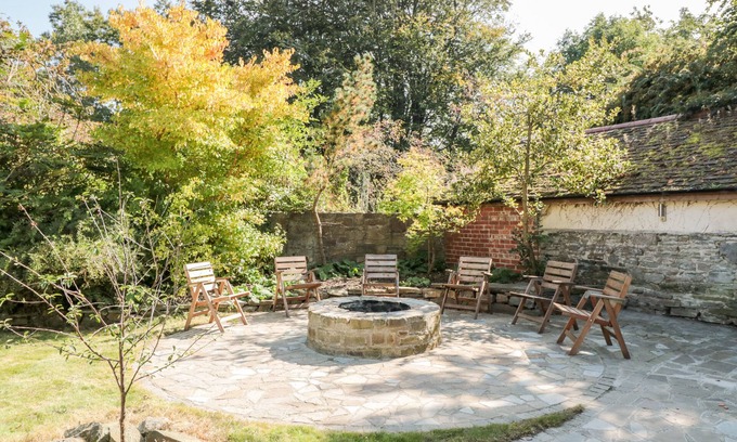Presteigne Cottage | CARRIAGE HOUSE, character holiday cottage, with hot tub in Presteigne