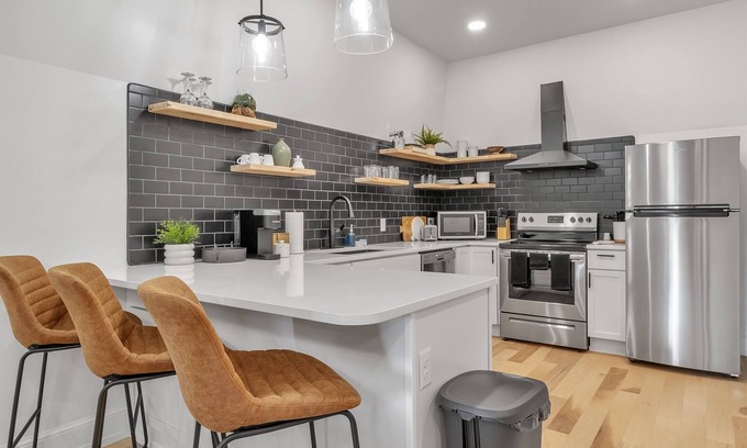 Front Park House | Carriage House Loft - King Bed and Garage Parking