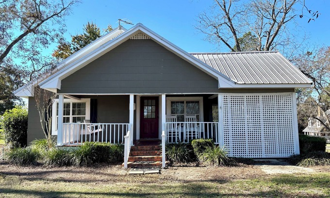 Hartsfield Cottage | Carriage House Sleeps 9