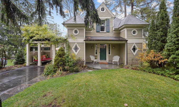 Warwick House | Carriage house village of Warwick ny