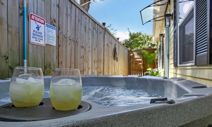 Metropolitan House | Carriage House W/Hot Tub! Near Starland Yard