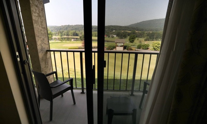 Fairfield Apartment | Carroll Valley Stay | Golf View Double Room