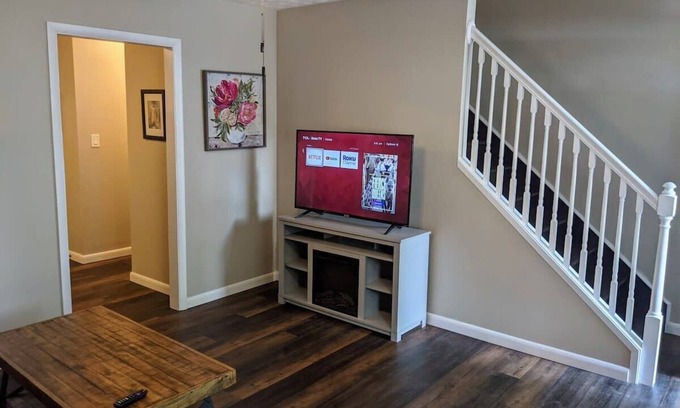 Norwood Apartment | Carter #5, Private Two Bed near Xavier, Downtown