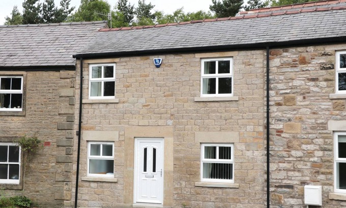 Chapel en le Frith Cottage | CARTERS COTTAGE, pet friendly in Chapel-En-Le-Frith
