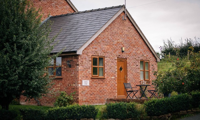 Malpas Apartment | Carters Lodge - One bedroomed cottage all on one level