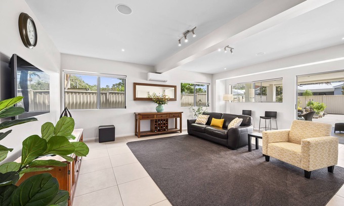 Woolgoolga Bed & Breakfast | CASA 28 Wharf Street - Walk to the Beach